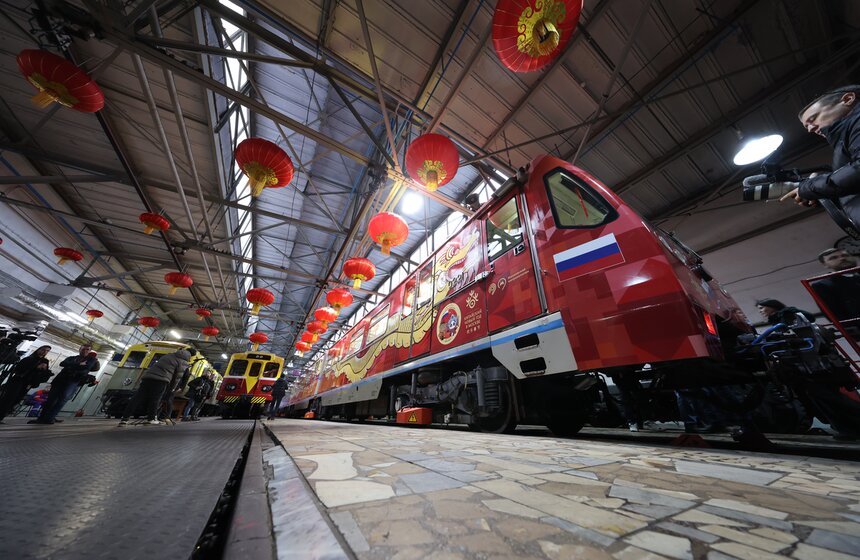 Тематический поезд в честь китайского Нового года запустили в московском метро 17 фото