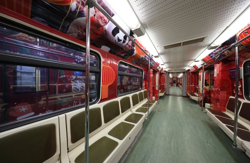 Тематический поезд в честь китайского Нового года запустили в московском метро 8 фото