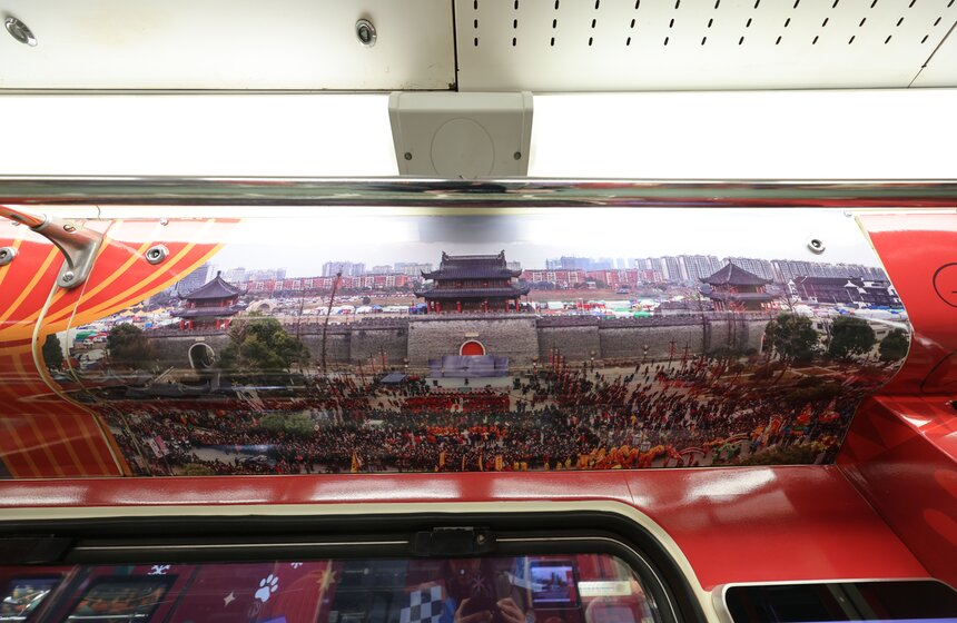 Тематический поезд в честь китайского Нового года запустили в московском метро 9 фото