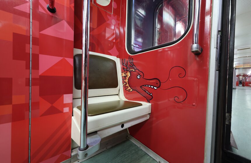 Тематический поезд в честь китайского Нового года запустили в московском метро 15 фото