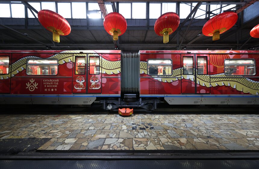 Тематический поезд в честь китайского Нового года запустили в московском метро 5 фото