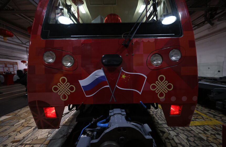 Тематический поезд в честь китайского Нового года запустили в московском метро 3 фото