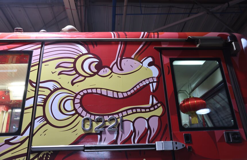 Тематический поезд в честь китайского Нового года запустили в московском метро 4 фото