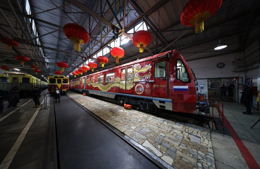 Тематический поезд в честь китайского Нового года запустили в московском метро 1 фото