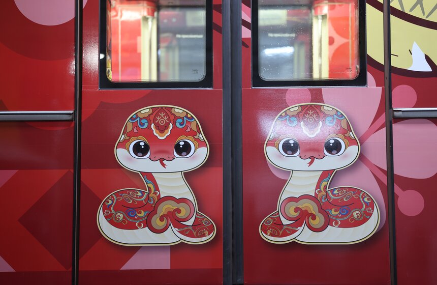 Тематический поезд в честь китайского Нового года запустили в московском метро 16 фото