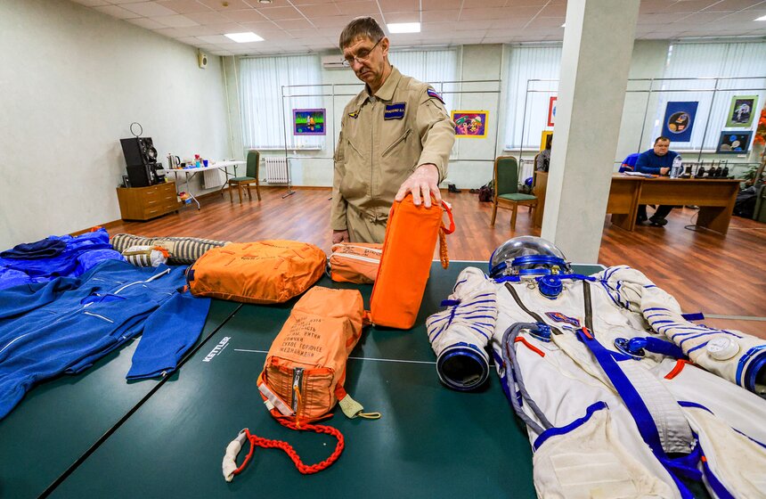 Центр подготовки космонавтов провел тренировку по выживанию в лесу зимой 18 фото