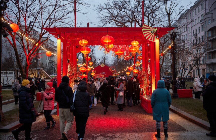 Театрализованное представление "Танец Дракона" прошло на Тверском бульваре 1 фото