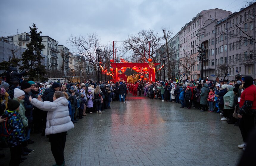 Театрализованное представление "Танец Дракона" прошло на Тверском бульваре 10 фото
