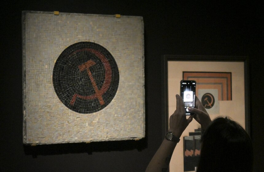 В столице открылась выставка "Искусство в масштабе. Монументальная живопись Москвы" 18 фото