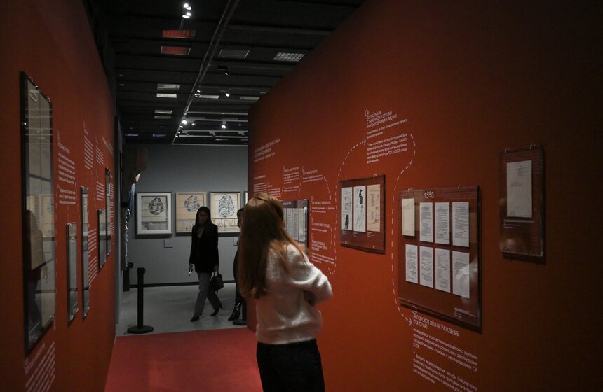 В столице открылась выставка "Искусство в масштабе. Монументальная живопись Москвы" 8 фото