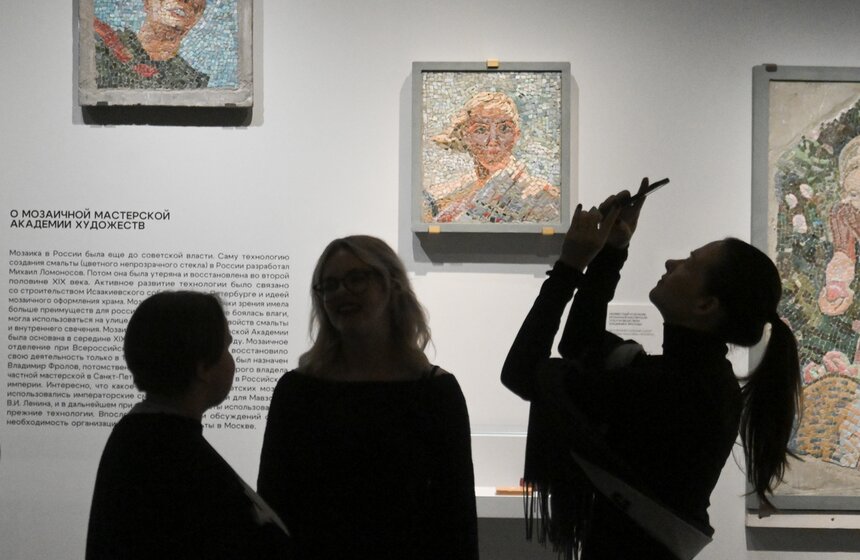 В столице открылась выставка "Искусство в масштабе. Монументальная живопись Москвы" 13 фото