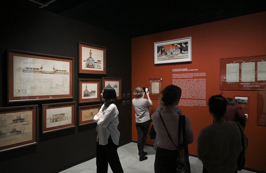 В столице открылась выставка "Искусство в масштабе. Монументальная живопись Москвы" 10 фото