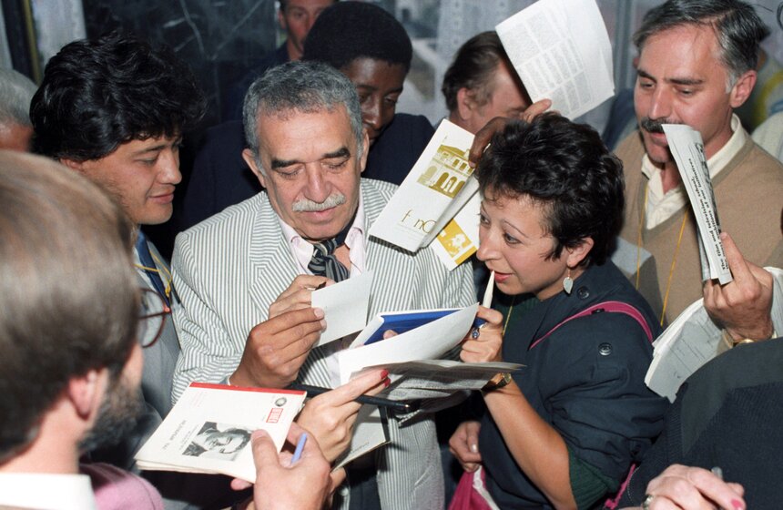 XV Международный кинофестиваль. Колумбийский писатель Габриэль Гарсиа Маркес дает автографы поклонникам, 1987 г. Фото: ИТАР-ТАСС