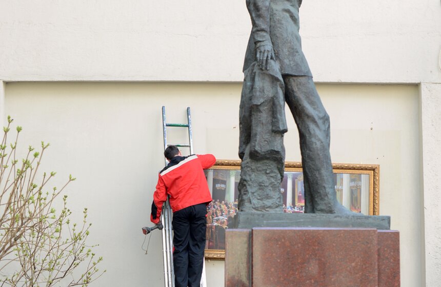 Столичные здания начали украшать картинами русских живописцев 6 фото