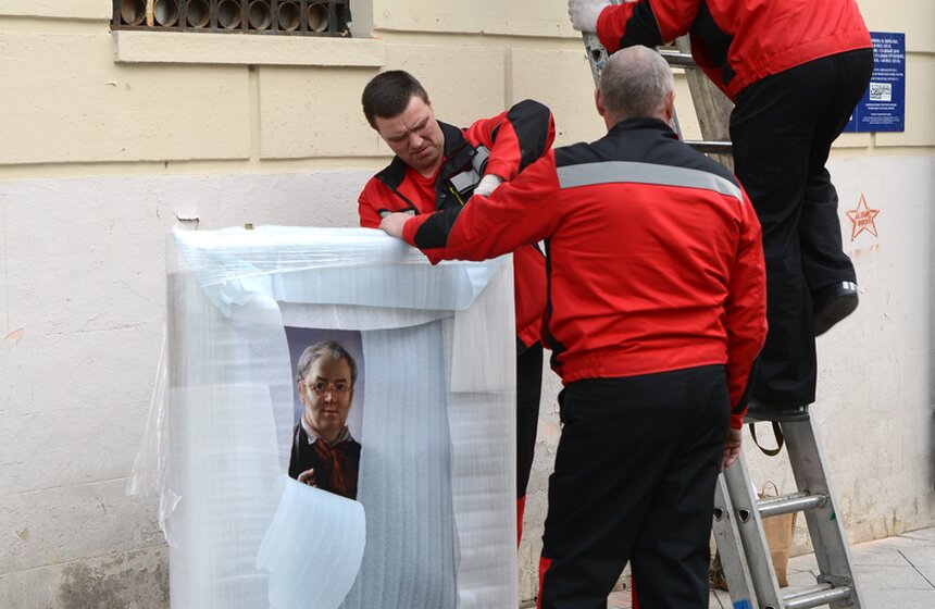 Столичные здания начали украшать картинами русских живописцев 7 фото