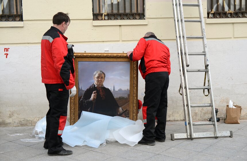 Столичные здания начали украшать картинами русских живописцев 8 фото