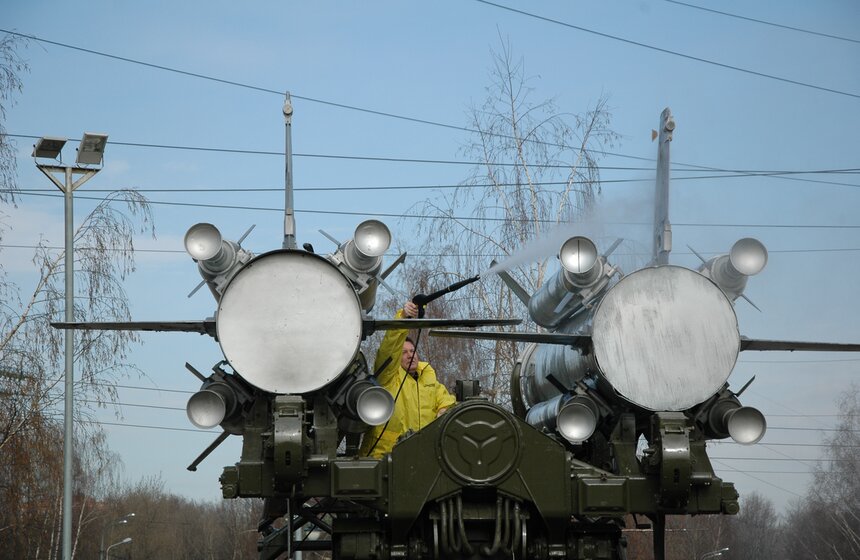 В Химках прошел субботник, приуроченный ко Дню Победы 7 фото