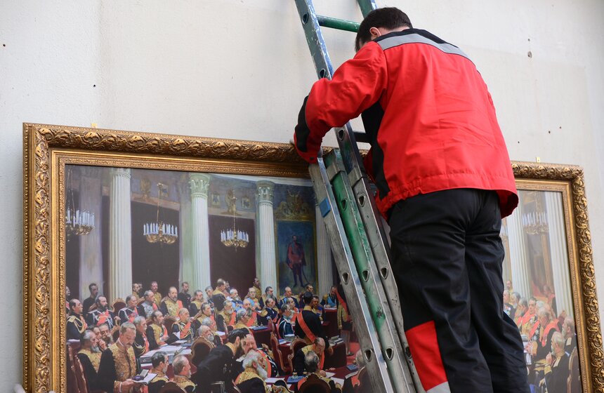 Столичные здания начали украшать картинами русских живописцев 3 фото