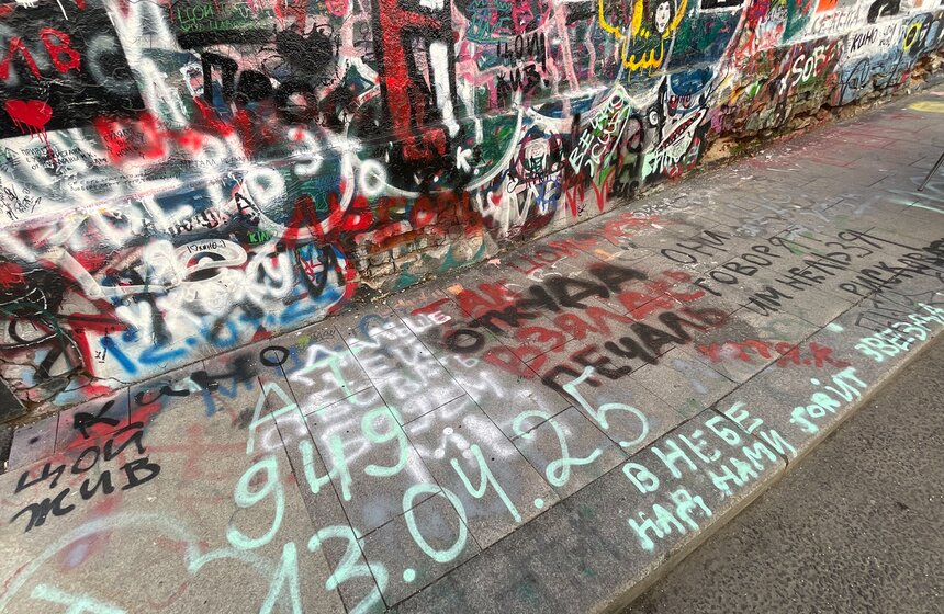 Стену Цоя восстановили после надписи фанатов Техника 10 фото