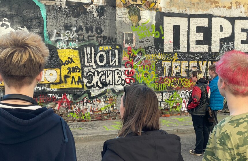 Стену Цоя восстановили после надписи фанатов Техника 8 фото
