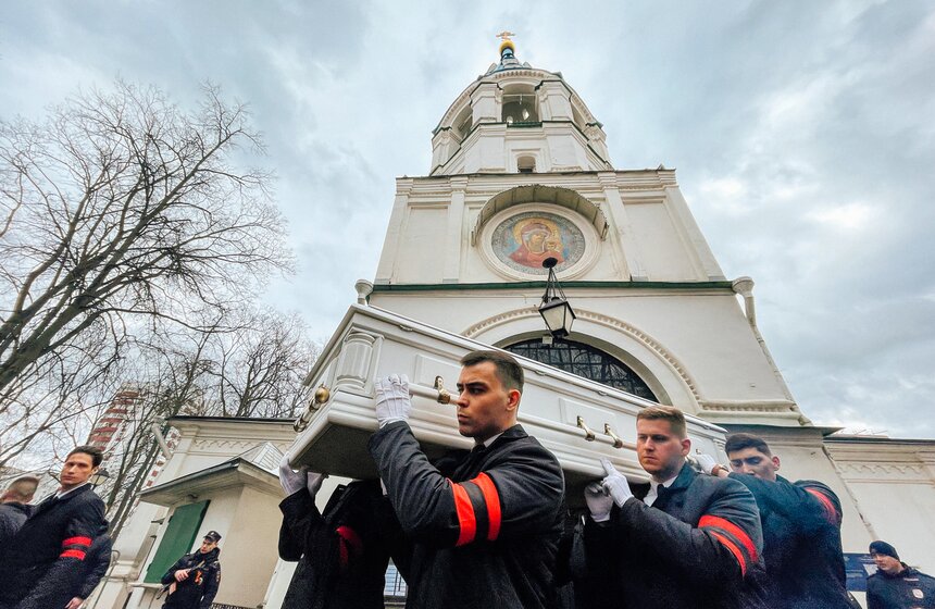 Прощание с Пашей Техником прошло в храме Петра и Павла в Лефортове 29 фото