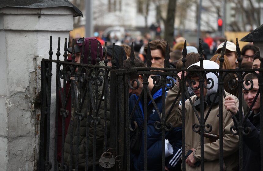 Прощание с Пашей Техником прошло в храме Петра и Павла в Лефортове 17 фото
