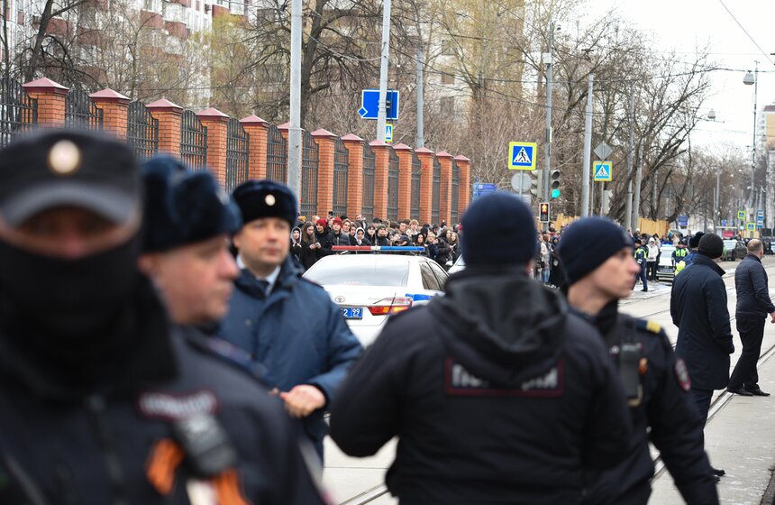 Прощание с Пашей Техником прошло в храме Петра и Павла в Лефортове 33 фото