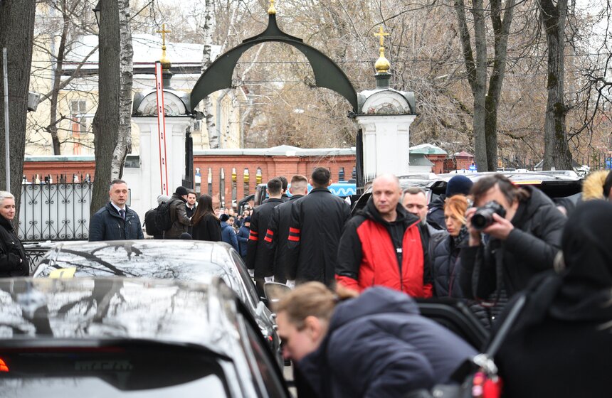 Прощание с Пашей Техником прошло в храме Петра и Павла в Лефортове 32 фото