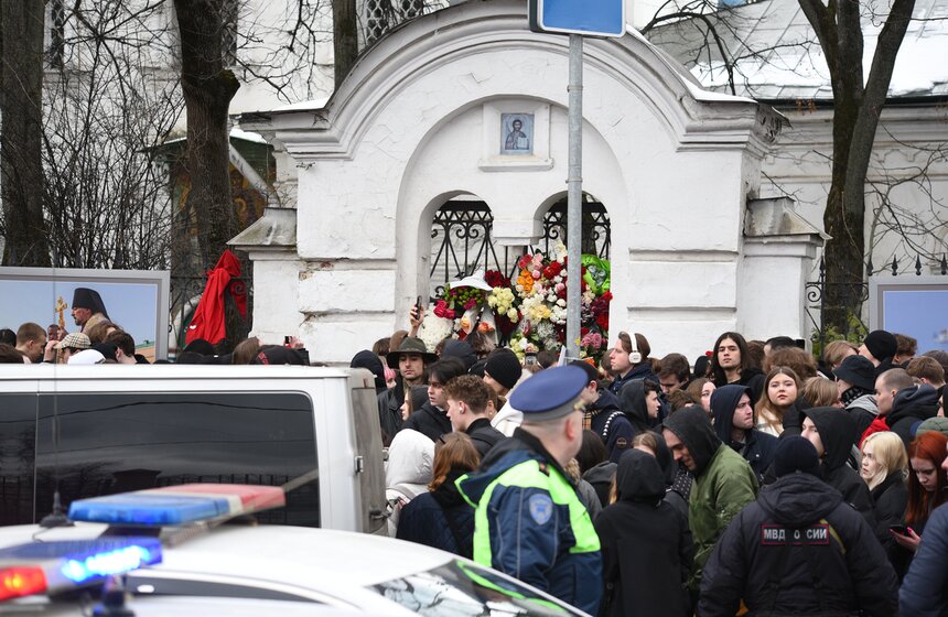 Прощание с Пашей Техником прошло в храме Петра и Павла в Лефортове 34 фото