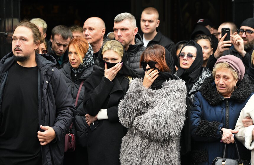 Прощание с Пашей Техником прошло в храме Петра и Павла в Лефортове 30 фото