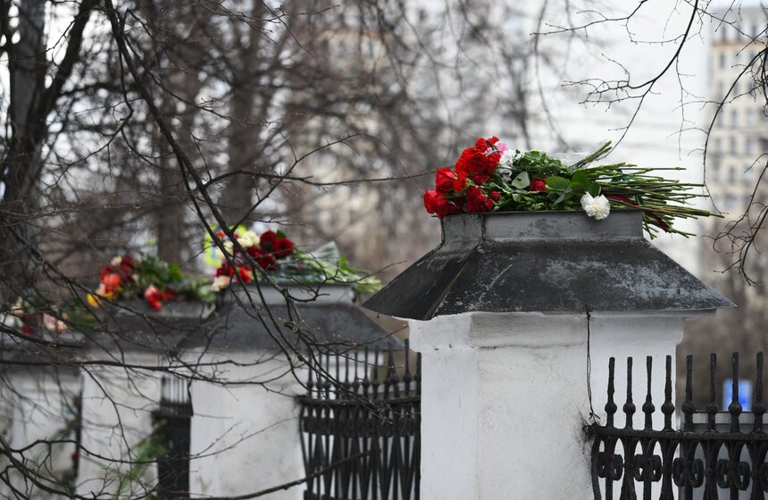 Прощание с Пашей Техником прошло в храме Петра и Павла в Лефортове 26 фото