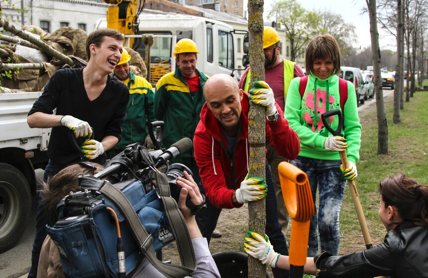 Ведущие телеканала "Москва 24" высадили вязы в центре столицы 6 фото