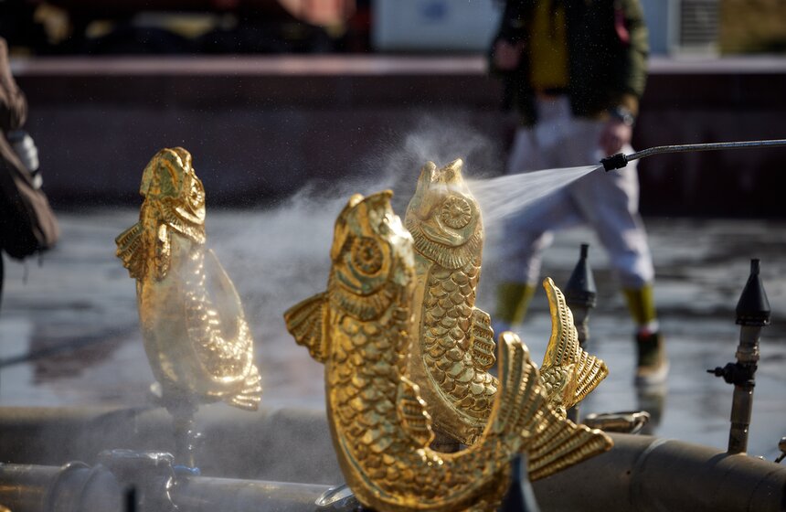 Фонтан "Дружба народов" промыли на ВДНХ 16 фото