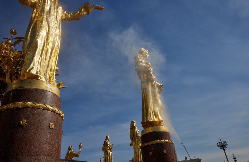 Фонтан "Дружба народов" промыли на ВДНХ 20 фото