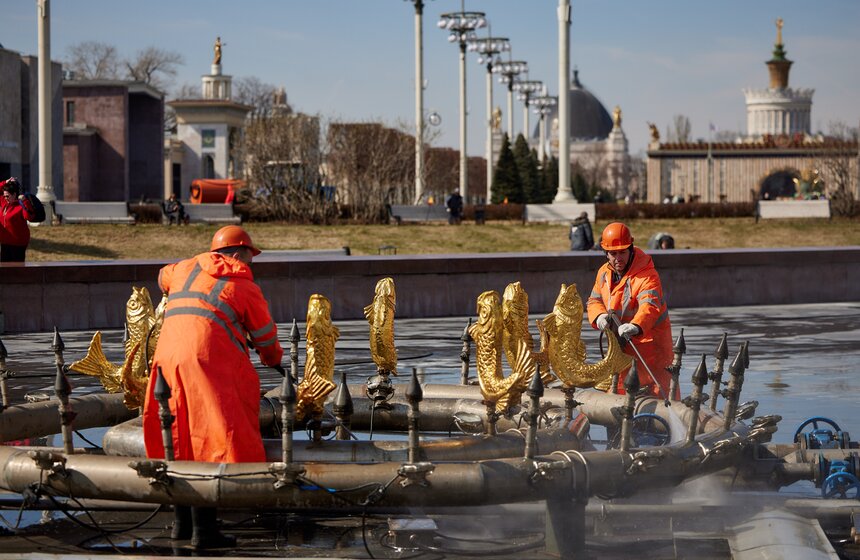 Фонтан "Дружба народов" промыли на ВДНХ 13 фото