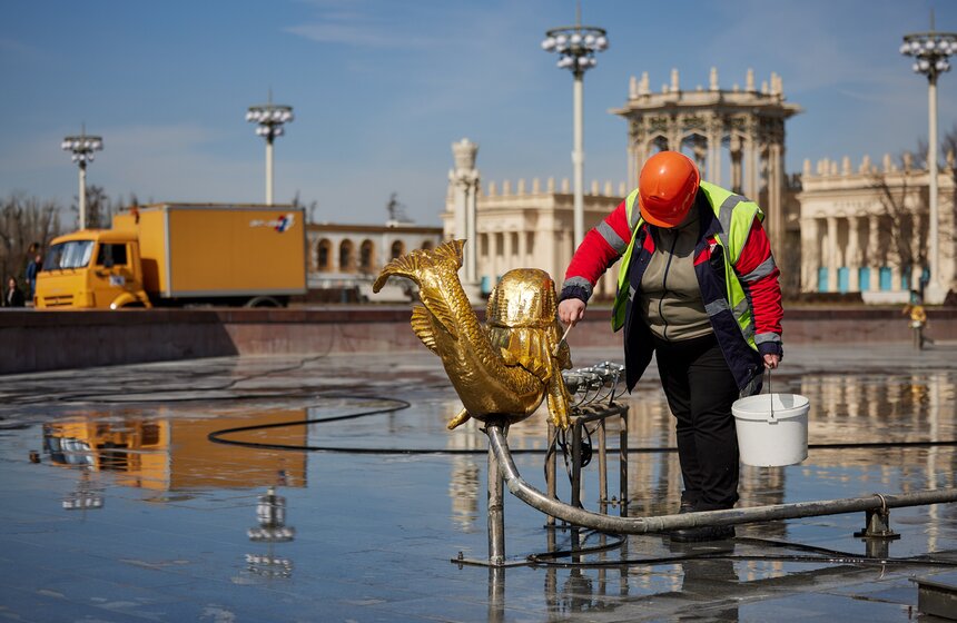 Фонтан "Дружба народов" промыли на ВДНХ 12 фото