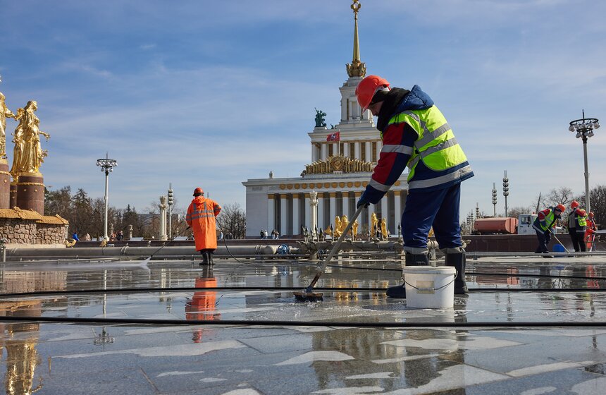 Фонтан "Дружба народов" промыли на ВДНХ 2 фото