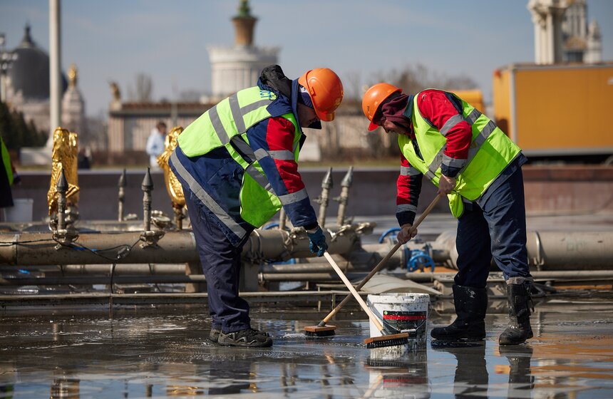 Фонтан "Дружба народов" промыли на ВДНХ 10 фото