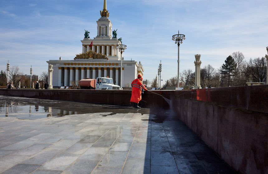 Фонтан "Дружба народов" промыли на ВДНХ 4 фото