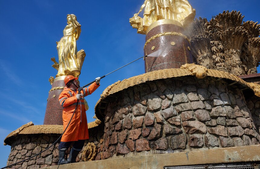 Фонтан "Дружба народов" промыли на ВДНХ 19 фото