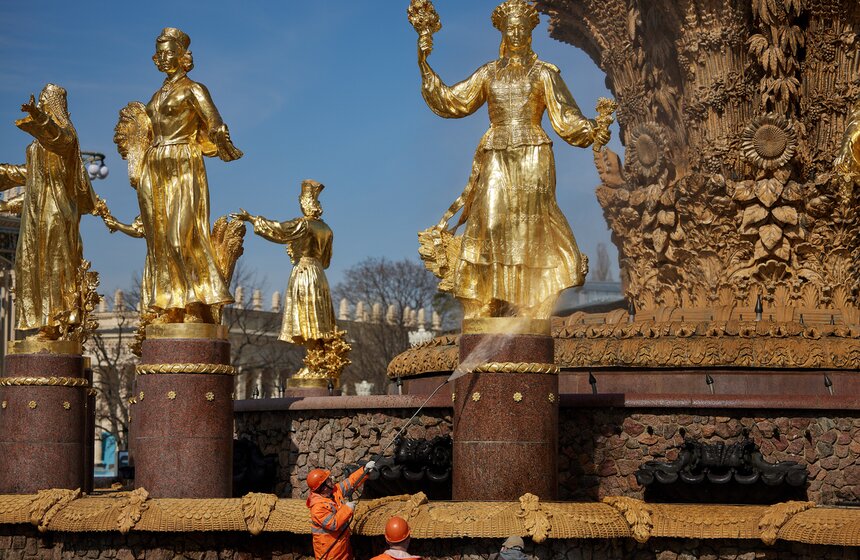 Фонтан "Дружба народов" промыли на ВДНХ 18 фото