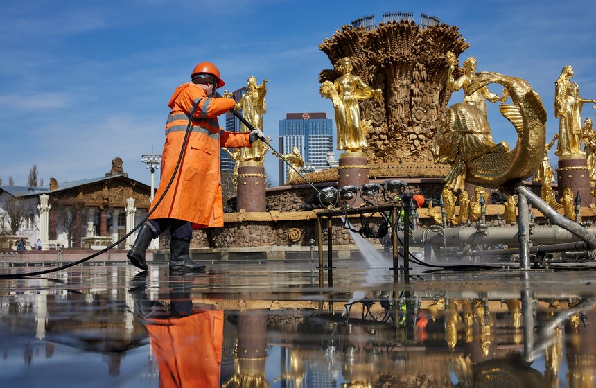 Фонтан "Дружба народов" промыли на ВДНХ 5 фото