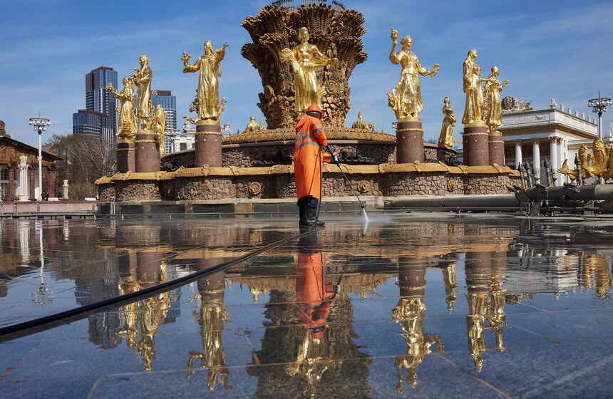 Фонтан "Дружба народов" промыли на ВДНХ 1 фото