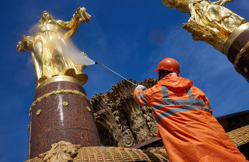Фонтан "Дружба народов" промыли на ВДНХ 21 фото