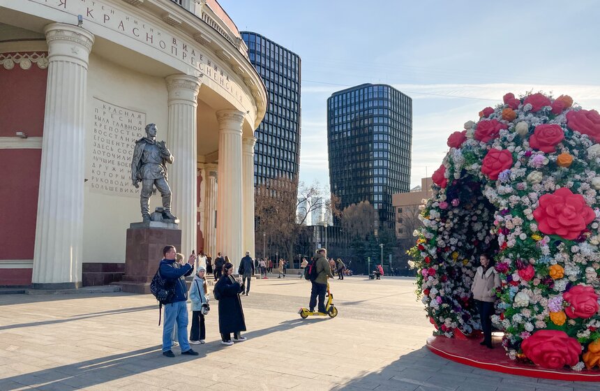 Пасхальные инсталляции установили у вестибюлей метро в Москве 14 фото