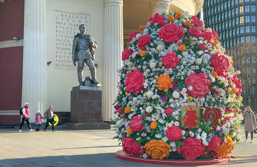 Пасхальные инсталляции установили у вестибюлей метро в Москве 17 фото