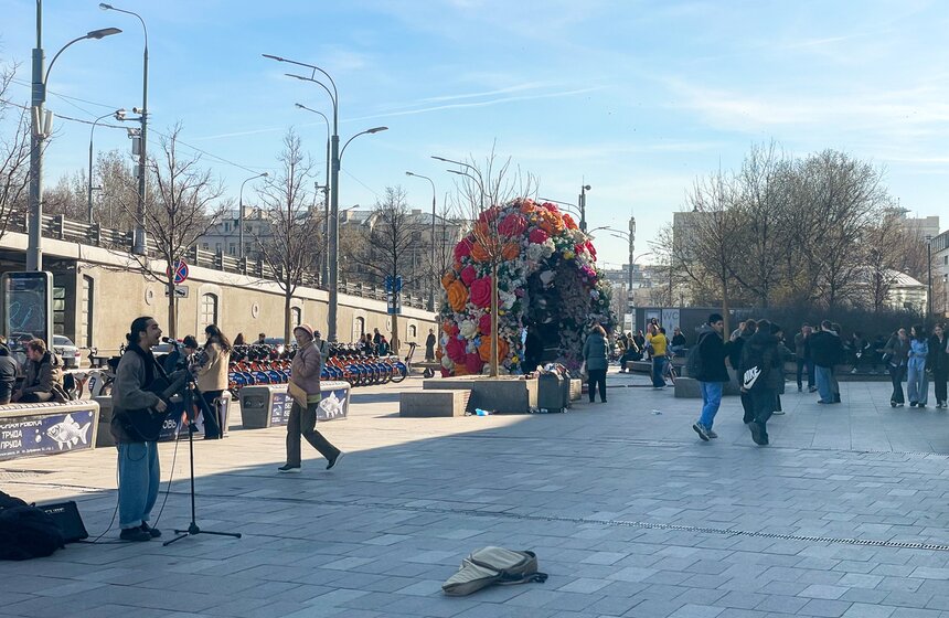 Пасхальные инсталляции установили у вестибюлей метро в Москве 5 фото