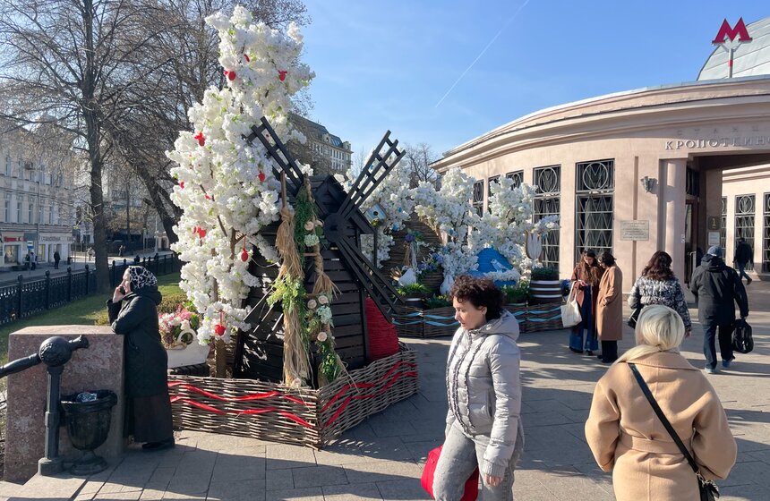 Пасхальные инсталляции установили у вестибюлей метро в Москве 6 фото