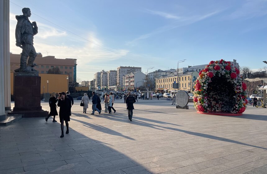 Пасхальные инсталляции установили у вестибюлей метро в Москве 20 фото