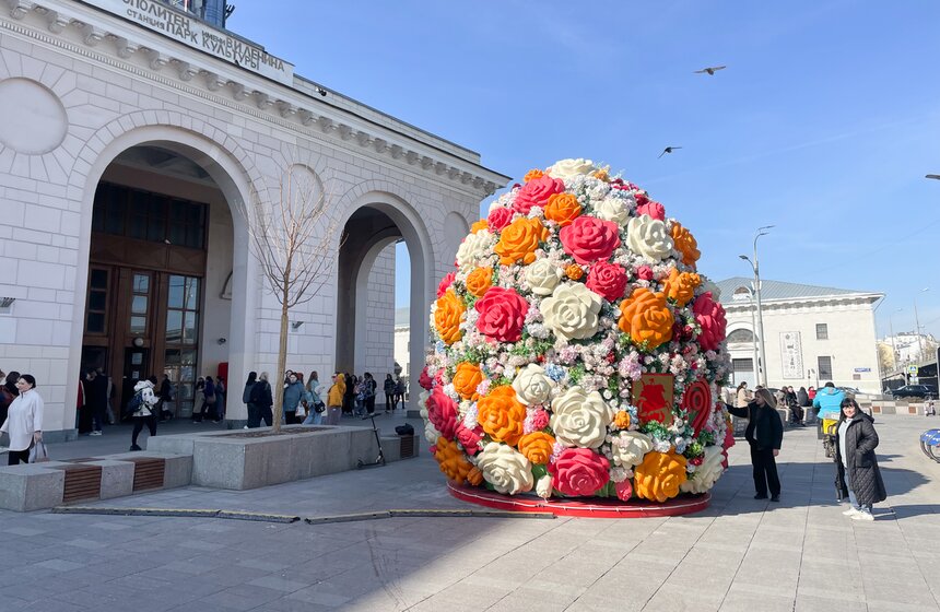 Пасхальные инсталляции установили у вестибюлей метро в Москве 2 фото